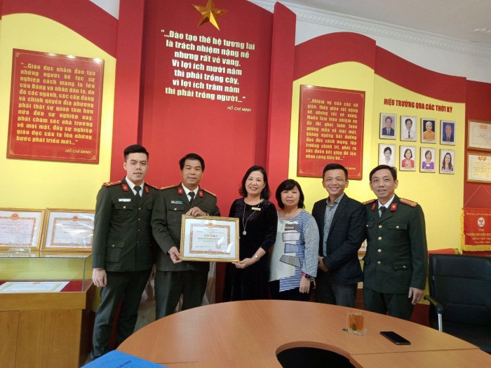 Trường THCS Huy Văn vô cùng vinh dự được nhận Giấy khen của Chủ tịch UBND Quận Đống Đa