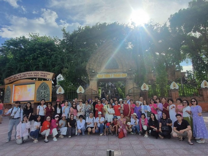 CHUYẾN DU LỊCH HÈ GẮN KẾT YÊU THƯƠNG, LAN TOẢ NIỀM VUI CỦA CB, GV VÀ NV TRƯỜNG THCS HUY VĂN TẠI NHA TRANG