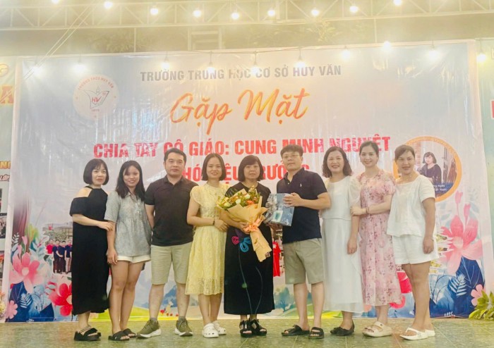 Chia tay đồng chí Phó hiệu trưởng Cung Minh Nguyệt
