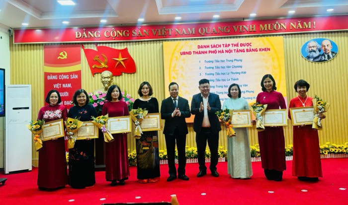 LỄ TUYÊN DƯƠNG CÁC TẬP THỂ, CÁ NHÂN TIÊU BIỂU NGÀNH GIÁO DỤC VÀ ĐÀO TẠO PHƯỜNG VĂN MIẾU- QUỐC TỬ GIÁM NĂM 2025 - KỶ NIỆM 43 NĂM NGÀY NHÀ GIÁO VIỆT NAM (20/11/1982 – 20/11/2025)