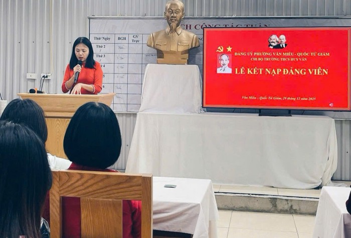 Sáng nay ngày 29/12/2025 Chi bộ Trường THCS Huy Văn kết nạp Đảng cho đồng chí Nguyễn Văn Nhất