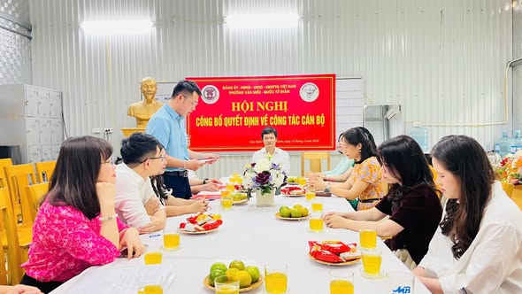 PHƯỜNG VĂN MIẾU - QUỐC TỬ GIÁM CÔNG BỐ QUYẾT ĐỊNH CÔNG TÁC CÁN BỘ LÃNH ĐẠO QUẢN LÝ TRƯỜNG THCS HUY VĂN, TRƯỜNG THCS TRUNG PHỤNG