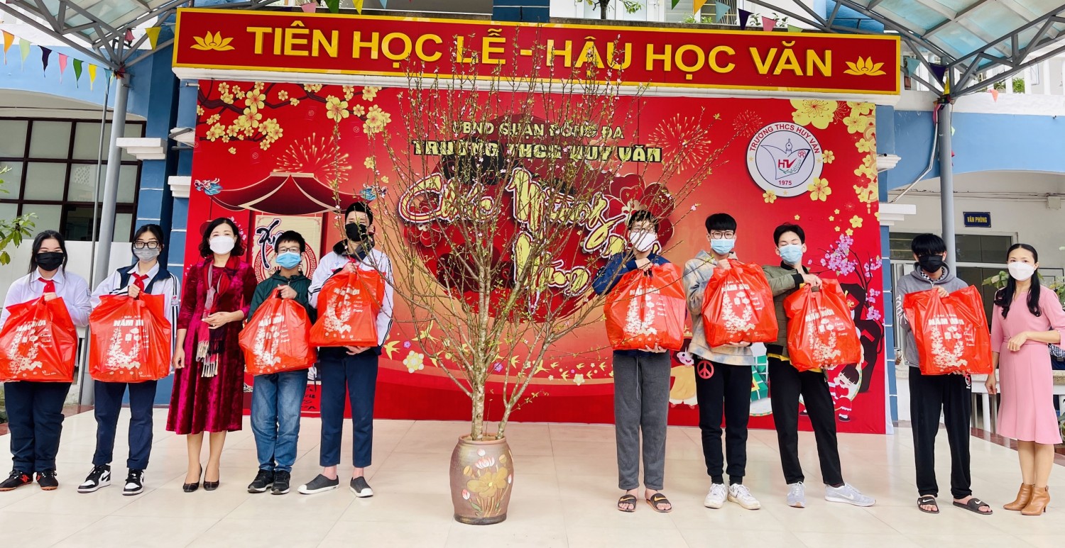 Trường THCS Huy Văn trao quà Tết cho học sinh khó khăn