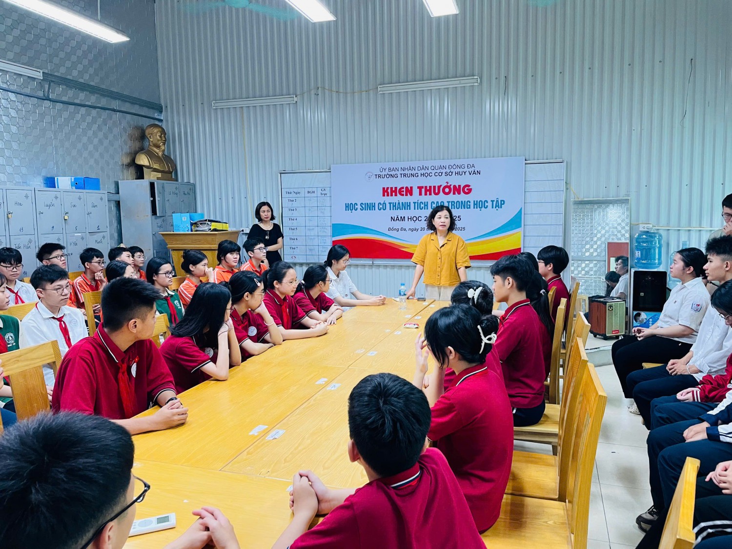 KHEN THƯỞNG HỌC SINH CÓ THÀNH TÍCH CAO TRONG HỌC TẬP 2024 - 2025