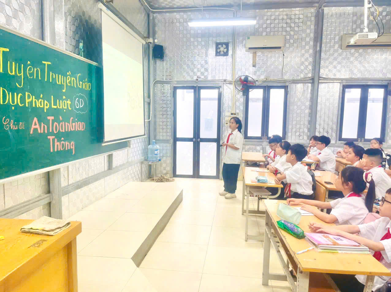 TRƯỜNG THCS HUY VĂN TUYÊN TRUYỀN THÁNG ATGT